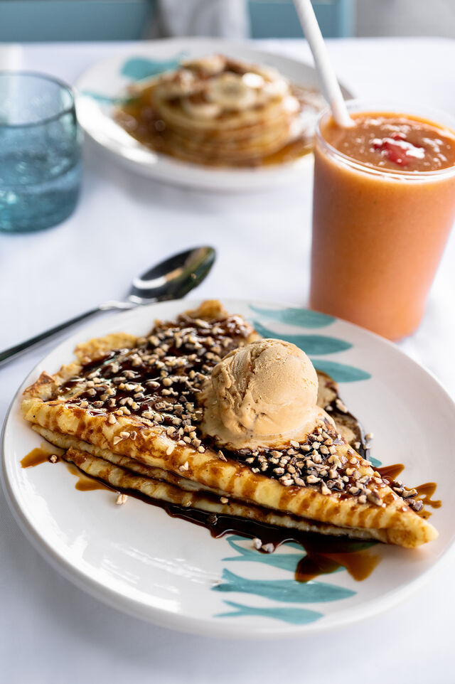 Nous sommes fières de compter parmi les rares qui font encore la vraie crêpe maison avec des produits de qualité. 