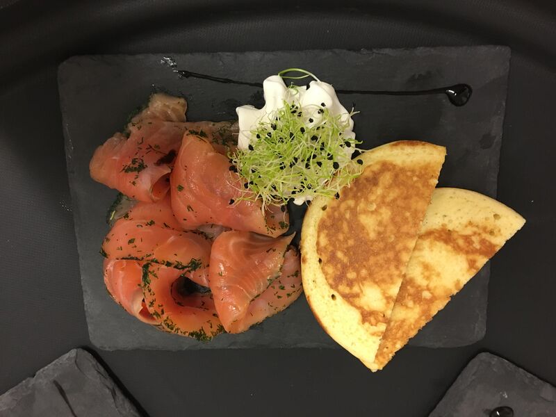 Saumon Frais Mariné à l'Aneth, Crème Citronnée, Blinis Maison et Germes de Poireaux