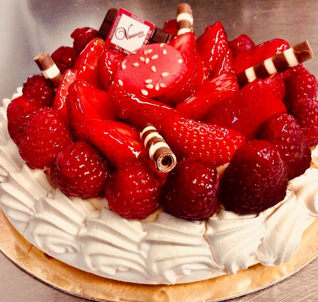 PAVLOVA : fraises et framboises fraîches , crème diplomate sur un léger fond de meringue.
