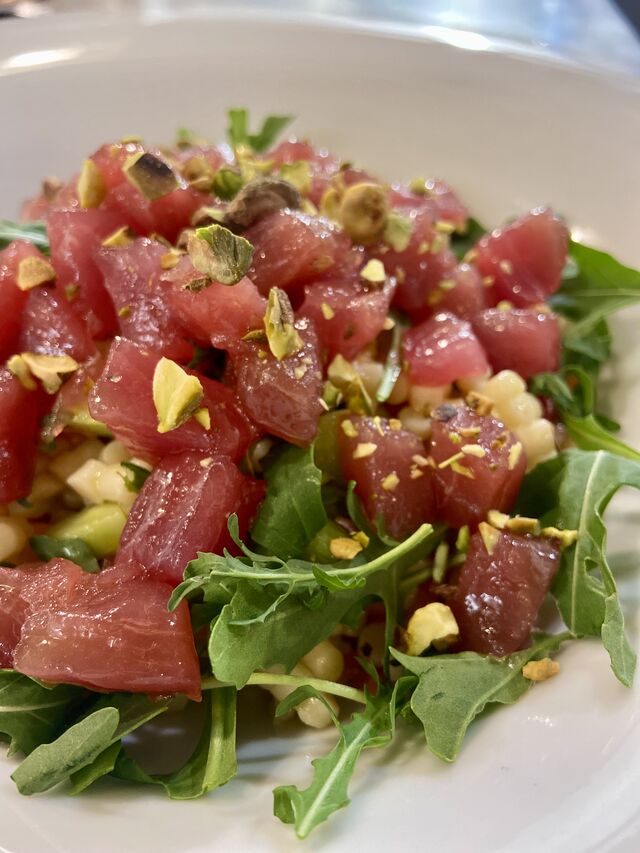 Insalata di fregola sarda con tartare di tonno