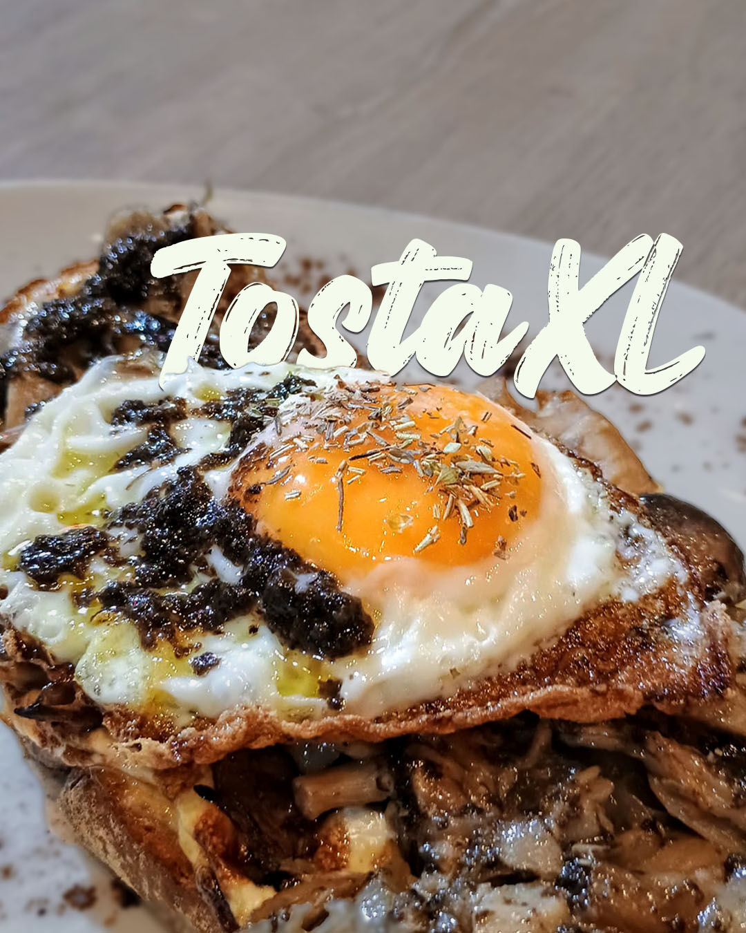 Tosta XL de setas sobre base de alioli, trufa y huevo frito