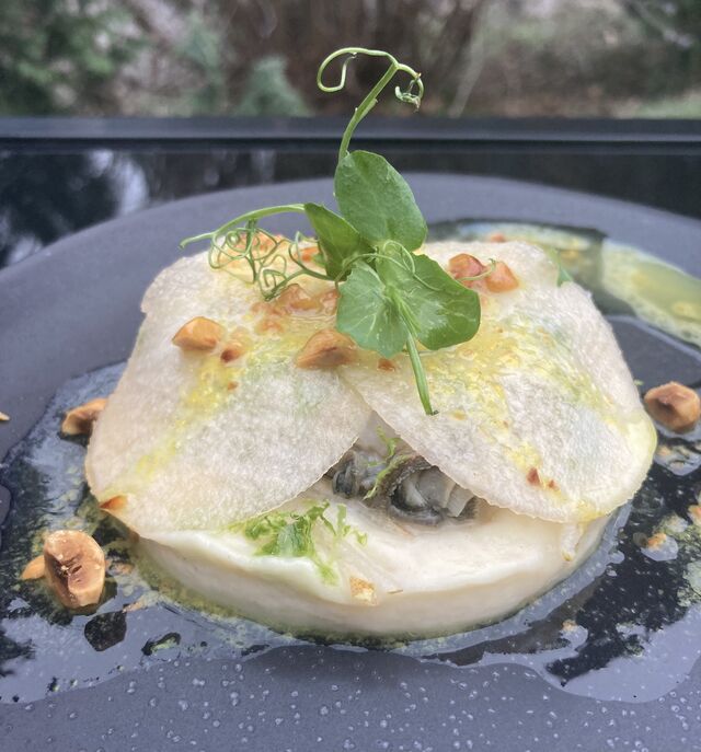 Crémeux céleri-rave, poire, huitre pochée et vinaigrette aux noisettes