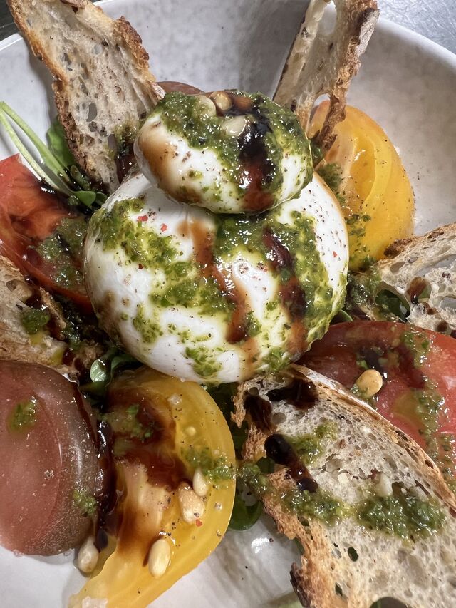 La Burrata Di Bufala et Son Trio de Tomates, Roquette, Basilic et Pignons de Pin