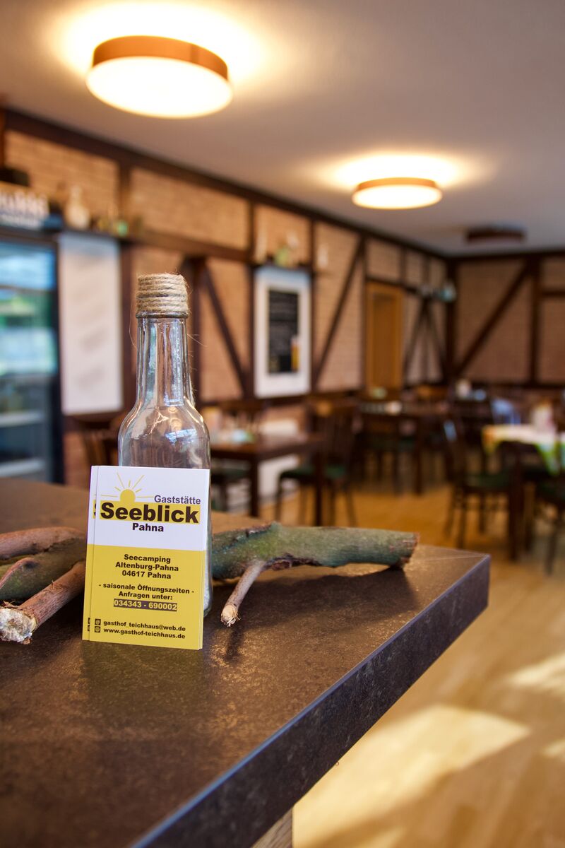 Unser Gastraum mit Blick in Richtung Kamin