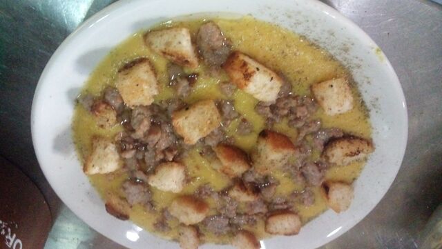 Crema di zucca crostini e salsiccia