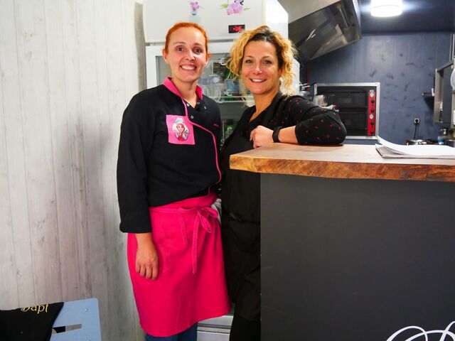 Virginie (à droite-propriétaire des lieux) et la chef Stéphanie (à gauche)