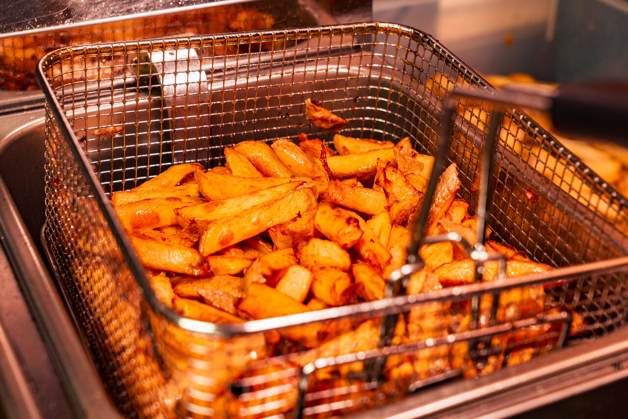 On honore les anciens propriétaires des murs, et on soigne nos bonnes frites maison à la graisse canard !