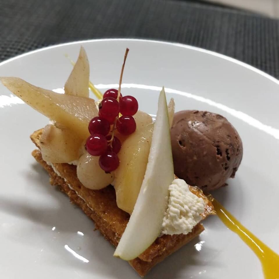 Milles feuilles caramélisé à la poire et glace chocolat