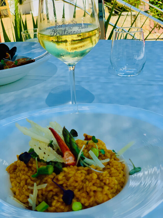 Risotto de bogavante al safran con verduras de temporada y crujiente de Parmesan viejo