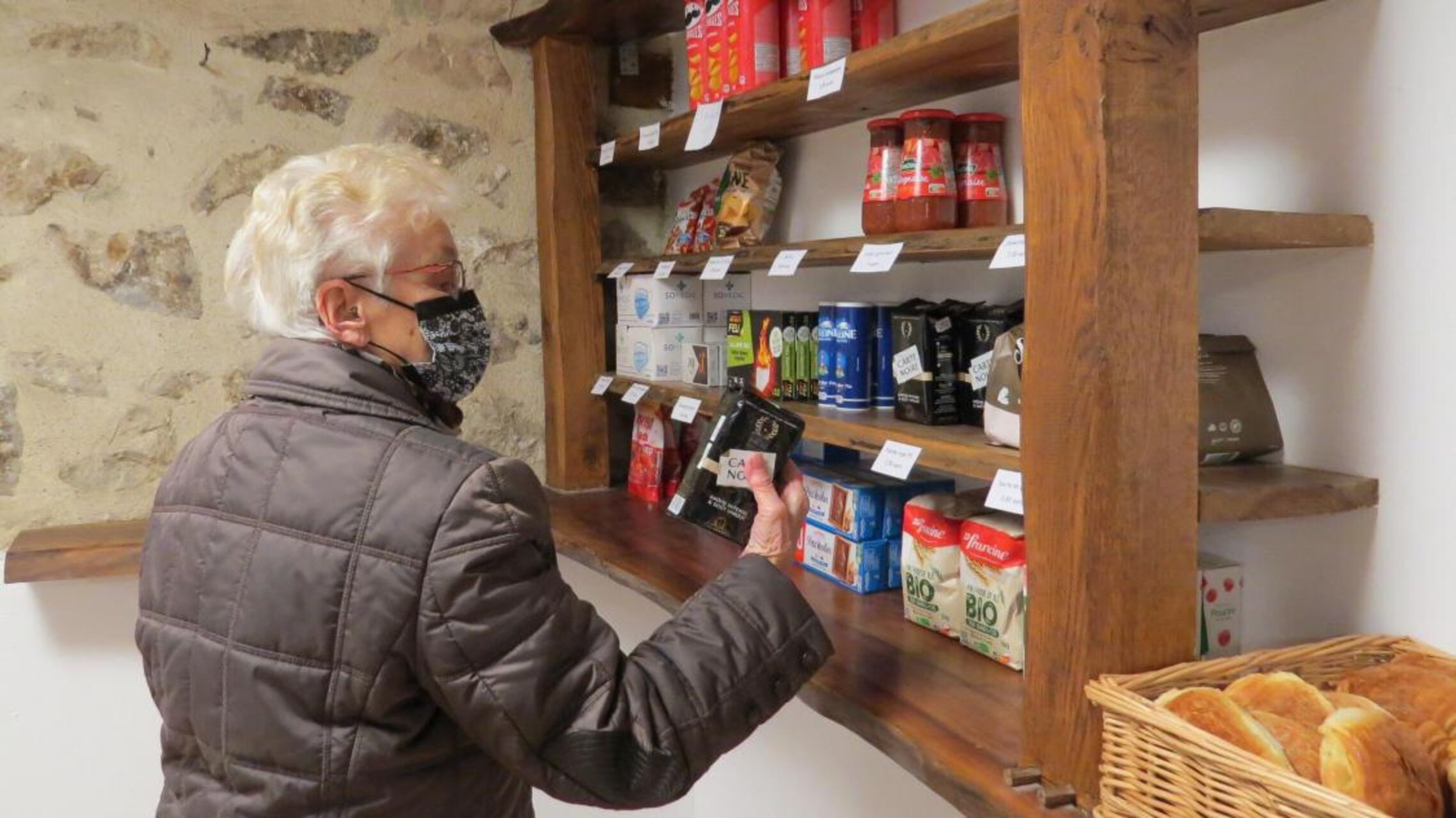 DES PRODUITS D'EPICERIE
