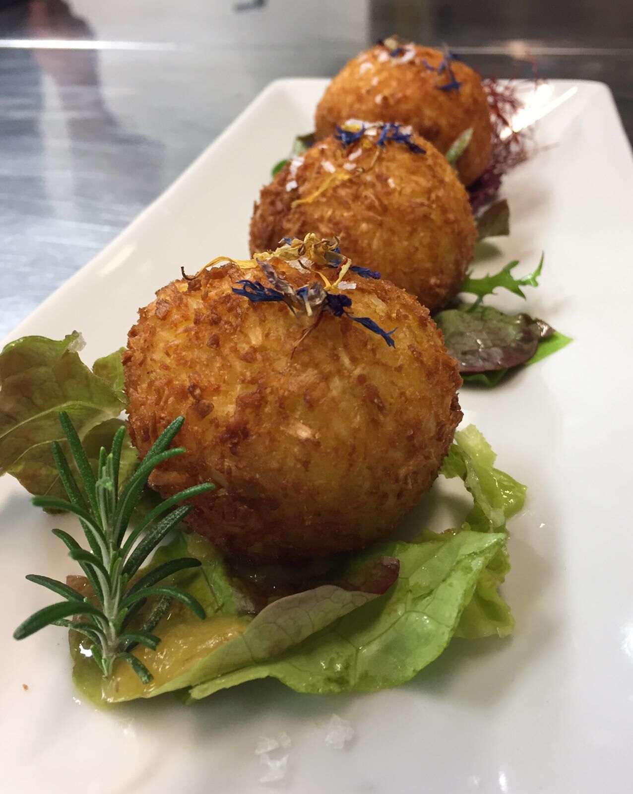 Arancino allo zafferano con cuore agrodolce