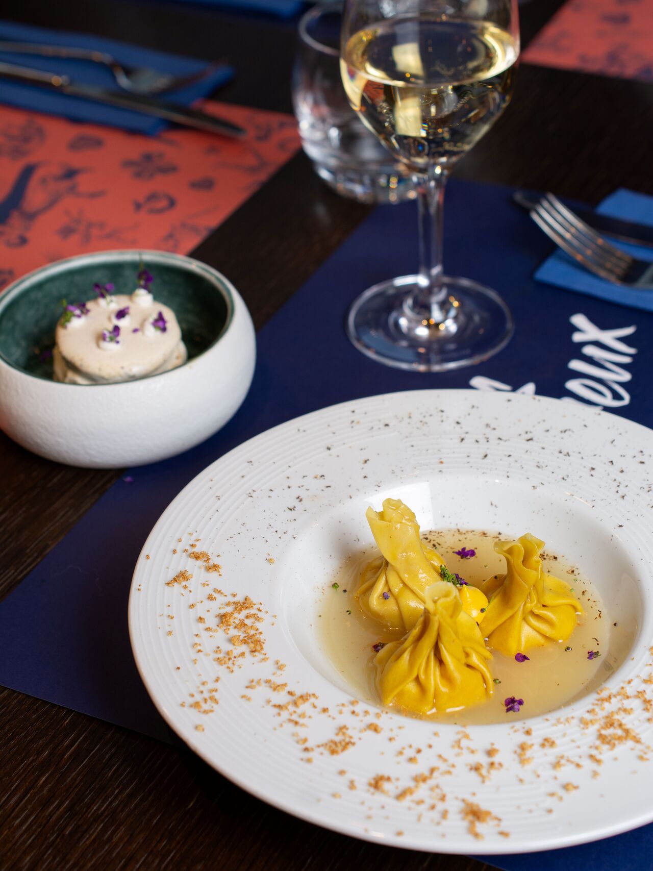 Ravioles de mangue et macaron à la crème glacée