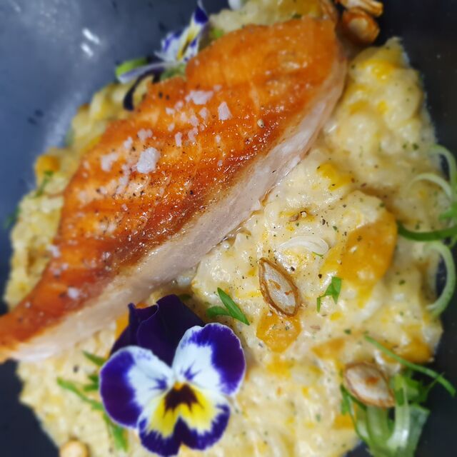 Filet de saumon grillé et risotto aux courges (disponible selon le marché) 19,00€.