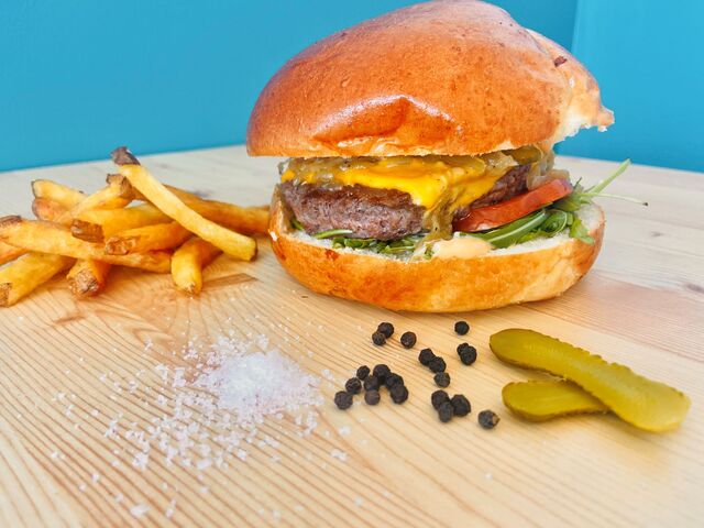 Le classique burger Beef et ses frites Maison !