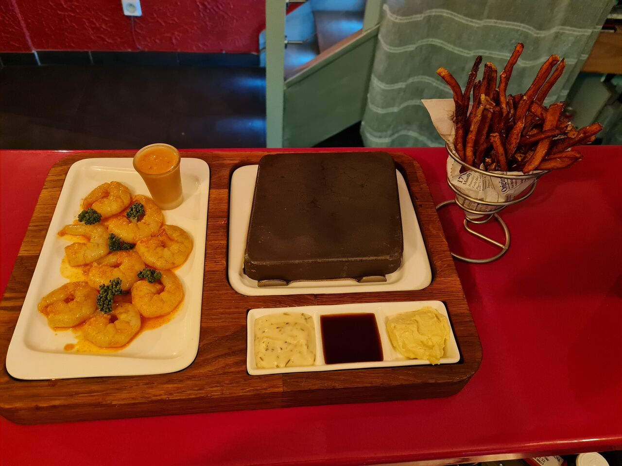 Notre Pierrade de Gambas, accompagné et ses sauces, de son petit gaspacho et bien évidemment de ses frites et le tout maison 