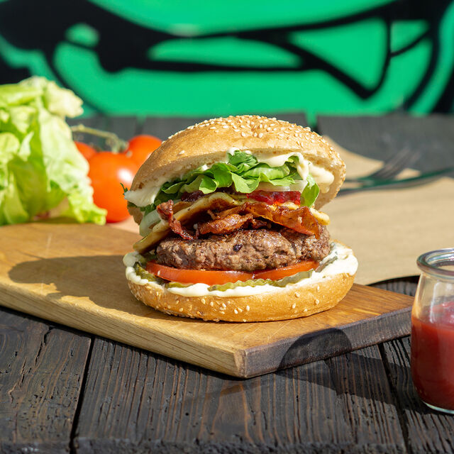 GÓRAL poza mięsem, pomidorem, ogórkiem kiszonym, cebulą i sałatą, skrywa w sobie oscypka z żurawiną! 