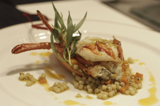 Entrée chaude: Homard / fregola / estragon