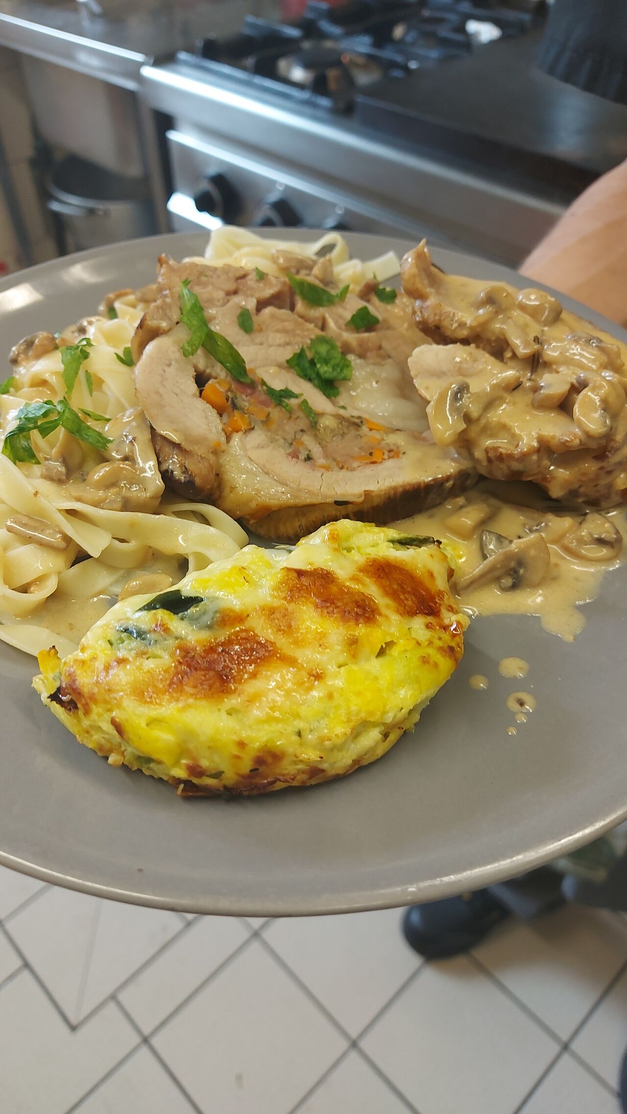 Poitrine de veau roulée et farçie, gratin de courgettes au cantal vieux