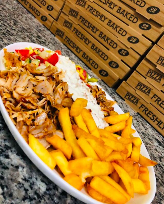 Unseren Döner Teller bieten wir in zwei Größen (klein und groß) und mit zwei verschiedenen Fleischsorten (Gefügel oder Kalb) an.