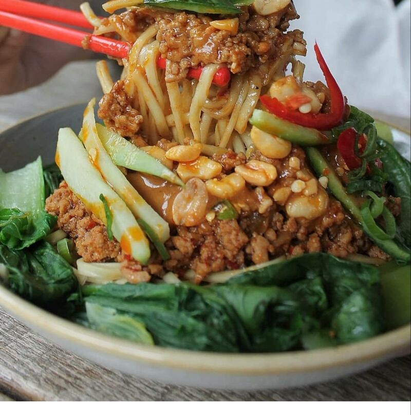 Dan dan Mian Wok de Bœuf haché aux épices sur lit de Nouilles Ramen à la sauce de Sésame Soja 