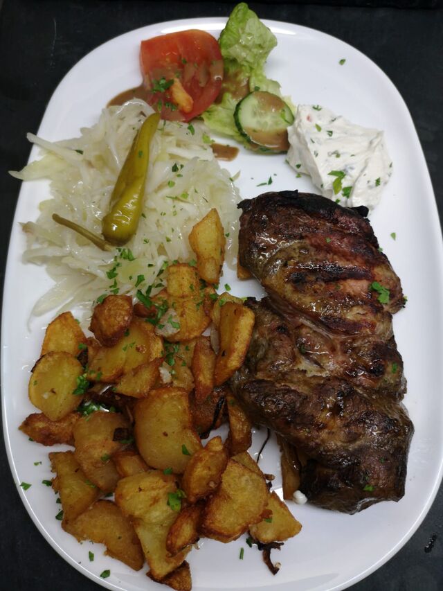 Spezialität des Hauses :
Idar Obersteiner Spießbraten mit Bratkartoffeln und Krautsalat vom Buchenholzgrill 
