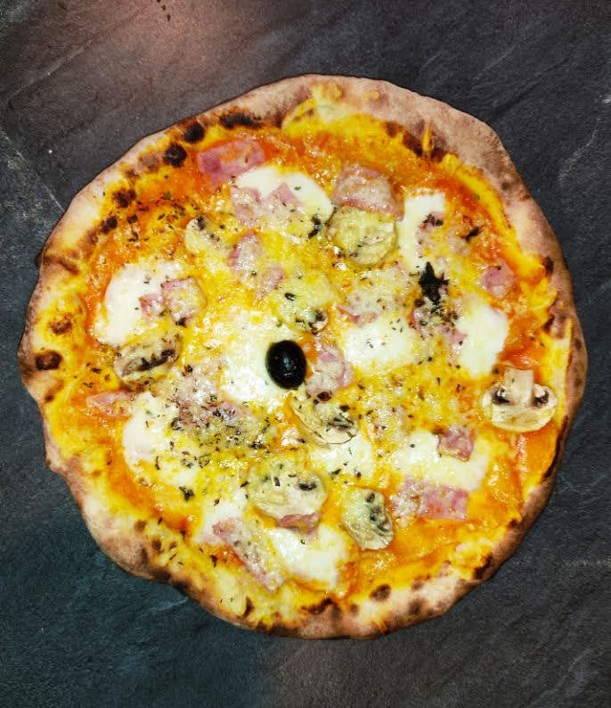 La royale : base tomate, Champignons, jambon, Mozzarella et gruyère