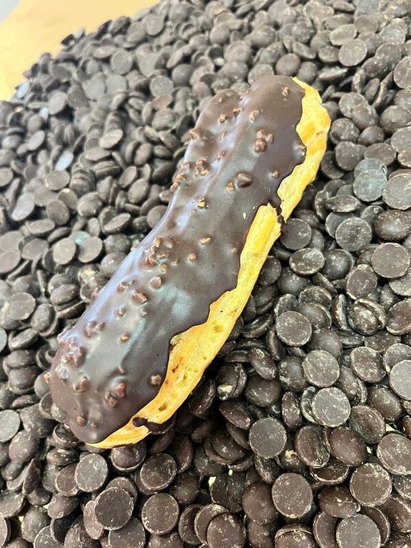 Crémeux chocolat noir Crème pâtissière chocolat noir. Chocolat noir aux amandes caramélisées.