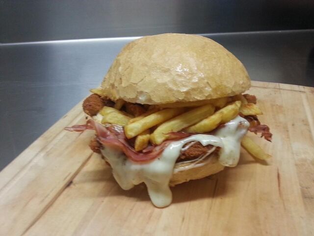 ERCOLE:
cotoletta, bacon, formaggio, patate fritte , salsa rosa