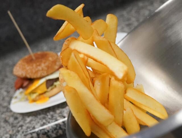 Dipové hranolky sú súčasťou takmer všetkých jedál v cene