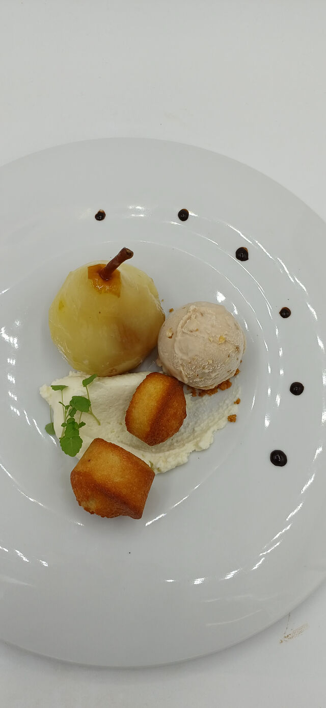 Poire pochée à la fève de Tonka ...