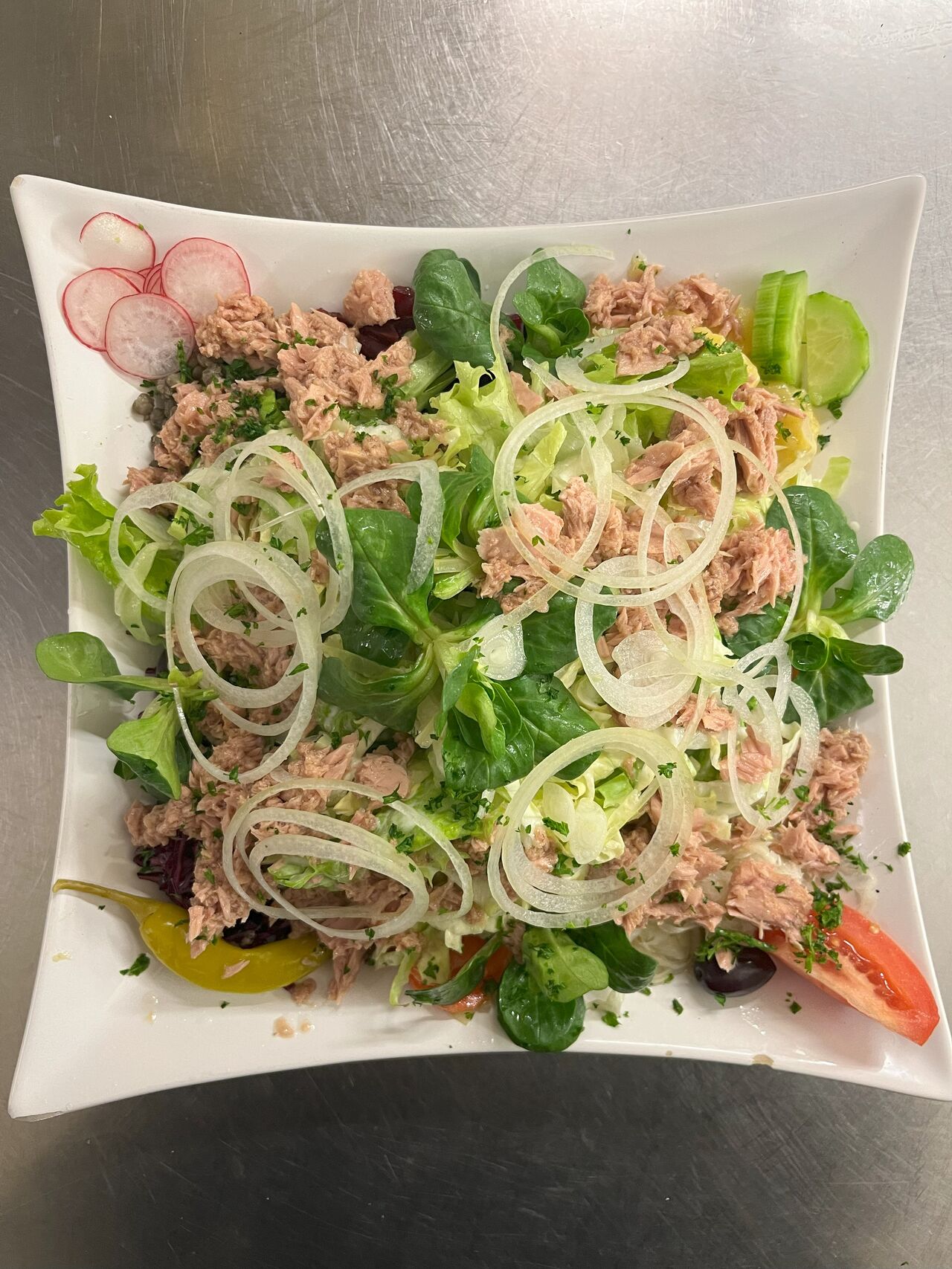 Salatplatte mit Thunfisch