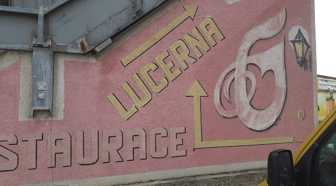 Už jen pár schodů a jste u nás v Lucerně. 