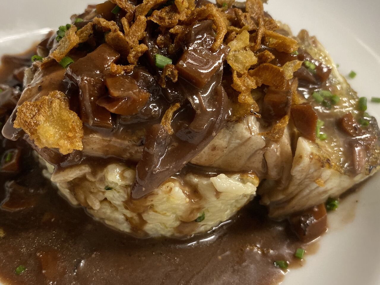 Sandre rôti, sauce vigneronne, échalotes confites et risotto crémeux