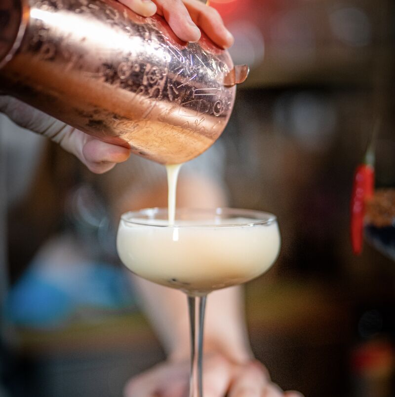 PISCO SOUR
Pisco, blanc d’oeuf, citron vert, purée de passion, sirop de gingembre maison , bitter chuncho.