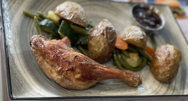 Cuisse de canette sauce framboise haricots verts et pommes de terre grenailles 