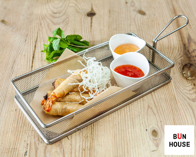 Chrupiące roladki z krewetkami i kolendrą podane z sosem chilli-majonezowym