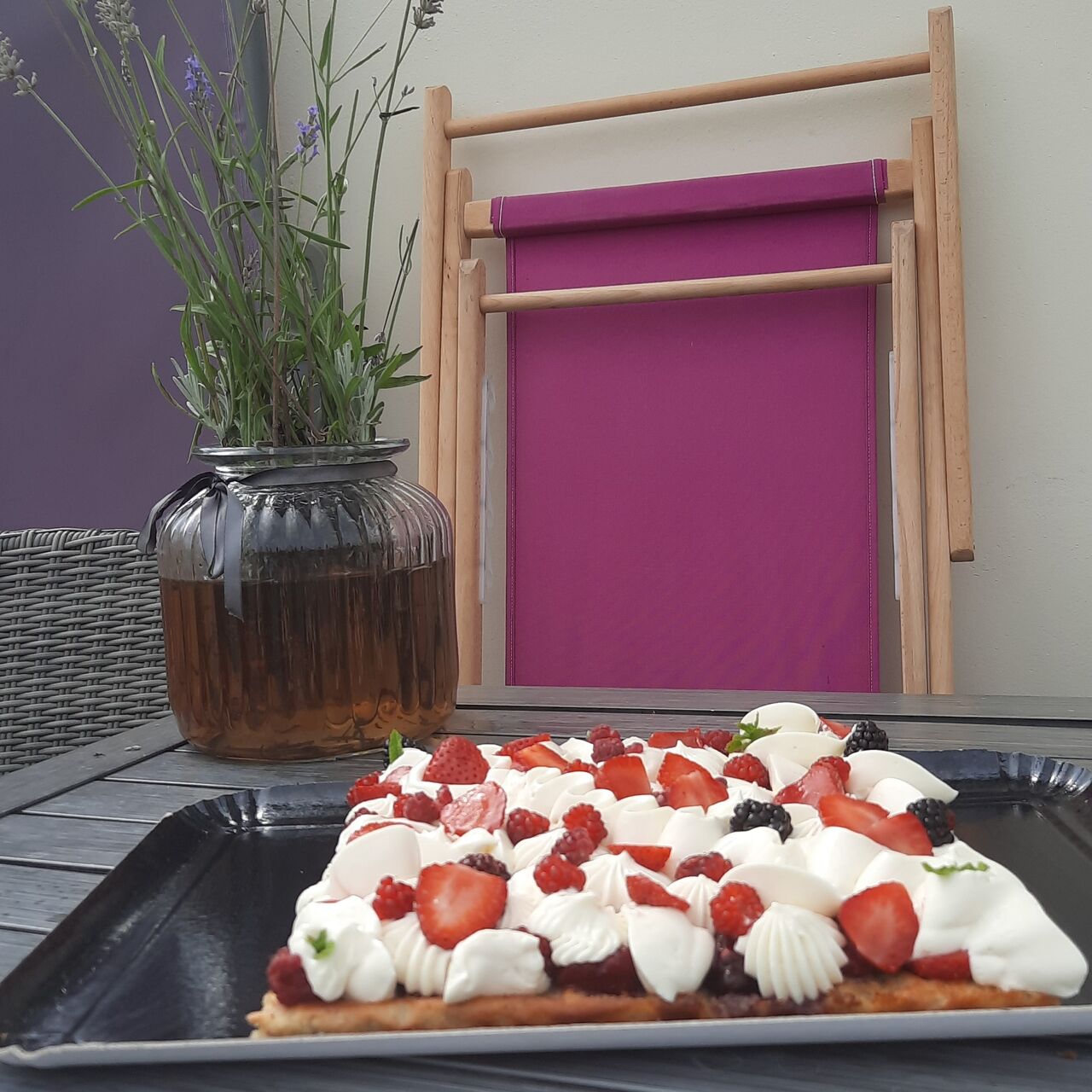 Michalak
Biscuit citron amandes ,compoté de fruits rouges,ganache monté chocolat blanc ,verveine