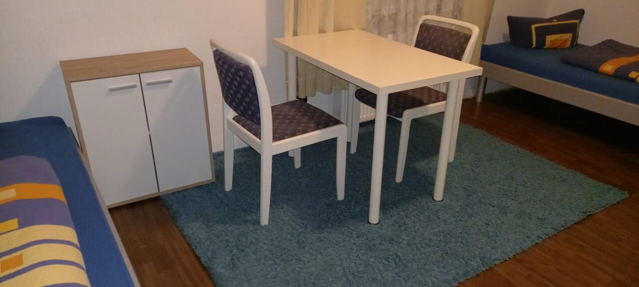 mit ausreichend Platz und Sitzmöglichkeiten