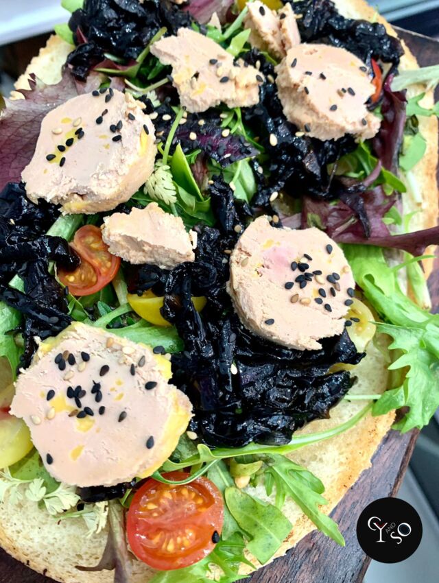 Toast Cy and So •
Toast grillé, foie gras, oignons confits, figues séchées, tomates cerises