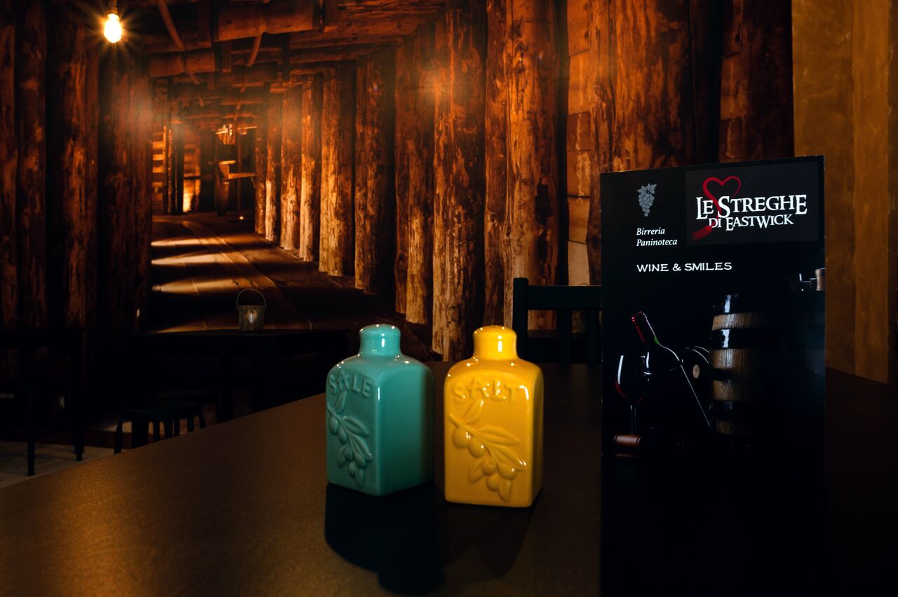 dettaglio fotografico con carta dei vini Le Streghe di Eastwick