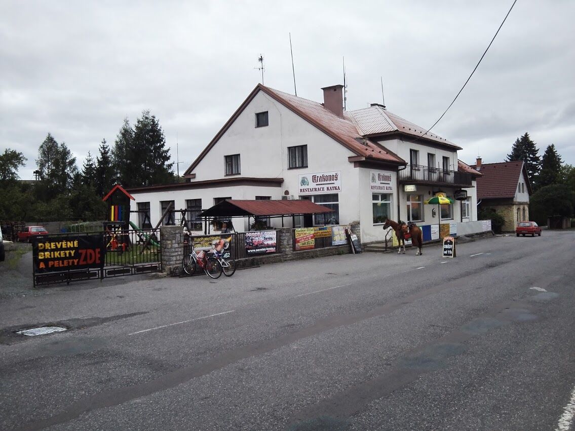 host přijel na koni