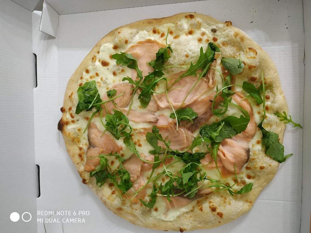 Saumon 13€base crème / mozzarella / saumon / roquette 