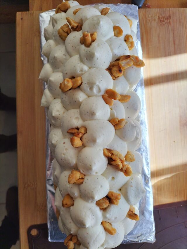 Pirouette cacahuète. Une mousse vanille renfermant un coeur coulant au caramel avec des cacahuètes façon chouchous...