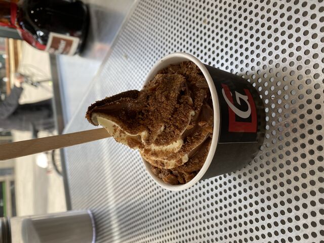 Sundae glaces chocolat vanille ,coulis caramel maison et daims 