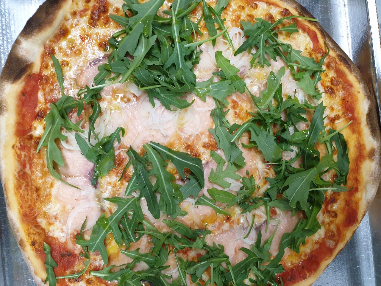 Pizza salmone met rucula