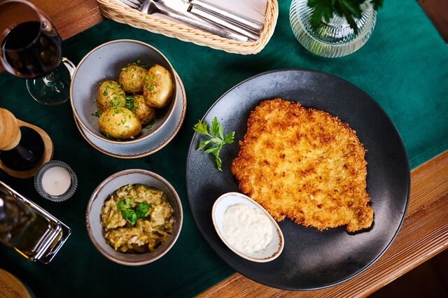 Schabowy chrupiący, z zimniakami pieczonymi z czosnkiem i pietruszką, surówka sezonowa, sos autorski