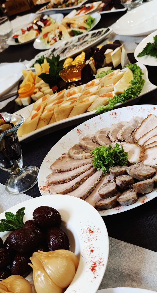 Один з варіантів святкового столу для вашої особливої події.