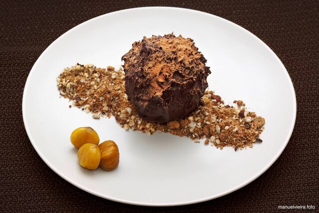 Bombom de Chocolate e Castanhas com Crumble de Avelãs