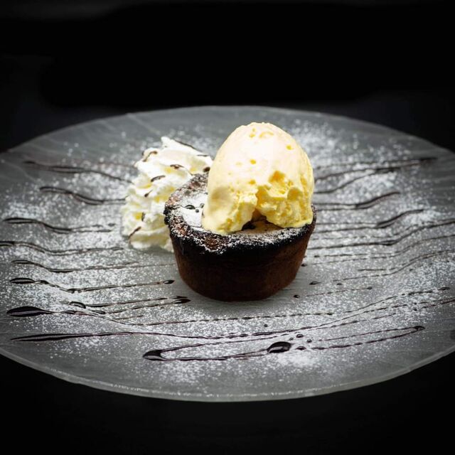 Tortino al cioccolato con cuore caldo e pallina di gelato 