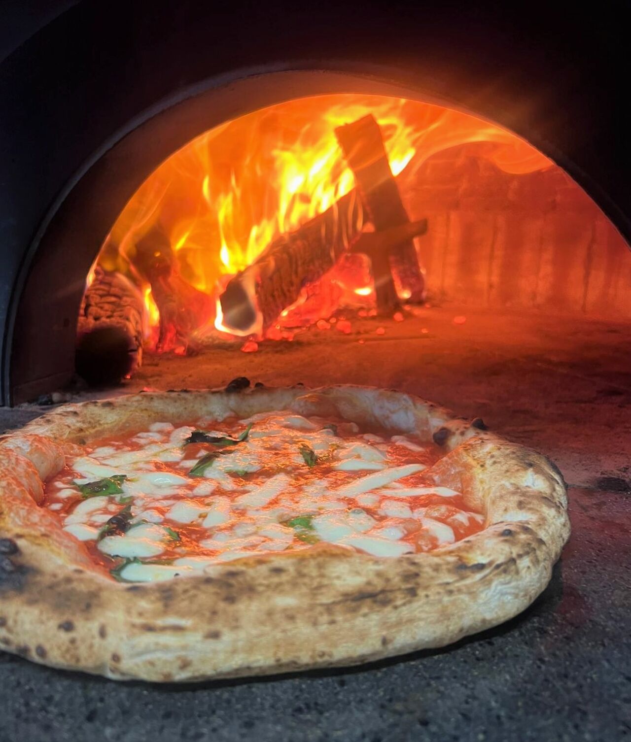 Pizzeria con Forno a legna